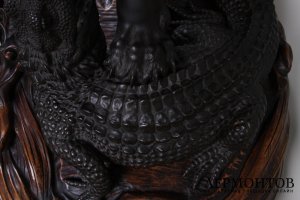 Скульптура.  Схватка тигра и крокодила. Бронза. Япония, XIX в. Период Мейдзи.