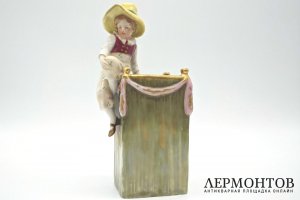 Ваза с сидящим ребенком. Фарфор, роспись. Австрия, Amphora, 1890-1910е гг. 