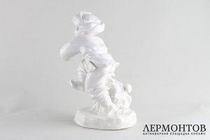 Статуэтка Танцующий мальчик с флейтой и ягненком. Фарфор. Китай, середина ХХ века.