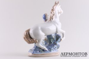 Статуэтка Колхозница с конем. СССР, Гжель, автор Бессарабова, 1950-1960-е гг. Фарфор.