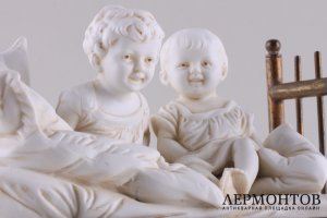 Скульптура Двое детей на кровати. Фарфор, латунь. Германия, 1880-1900е.