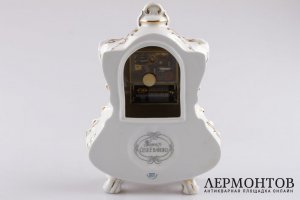 Часы настольные белые. Фарфор, роспись. Royal Dux, XX век.