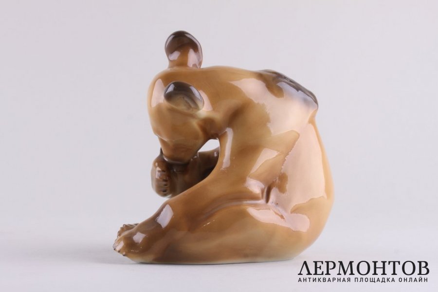 Статуэтка. Сидящий мишка. Мануфактура Allach. Германия. XX в.