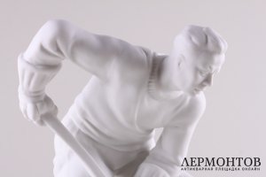 Статуэтка Хоккеист. Royal Dux. Бисквит. 1990-е гг.