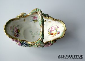 Декоративная корзинка из лепного фарфора. Англия, 19 век
