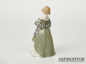 Статуэтка «Девушка бидермейер, смотрит направо». Goldscheider, Австрия, 1904–1905 годы