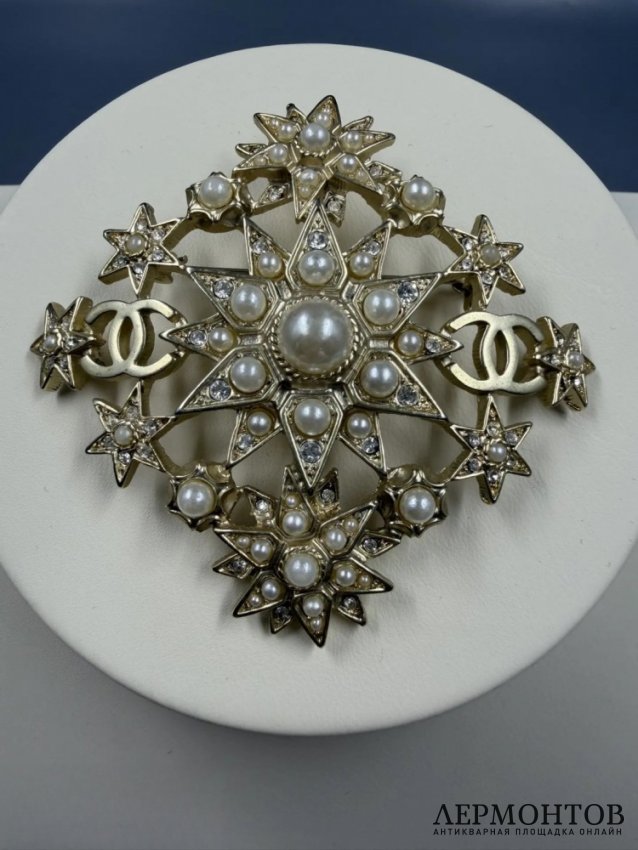 Брошь-звезда с жемчугом и кристаллами. Ювелирный сплав, Chanel, Италия, 2015 год