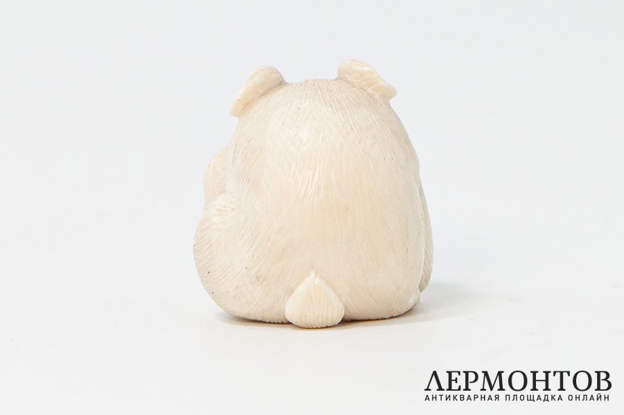 Статуэтка Зайка. Россия, мастер-косторез Виктор Вихлянцев, 1998 год. Кость.