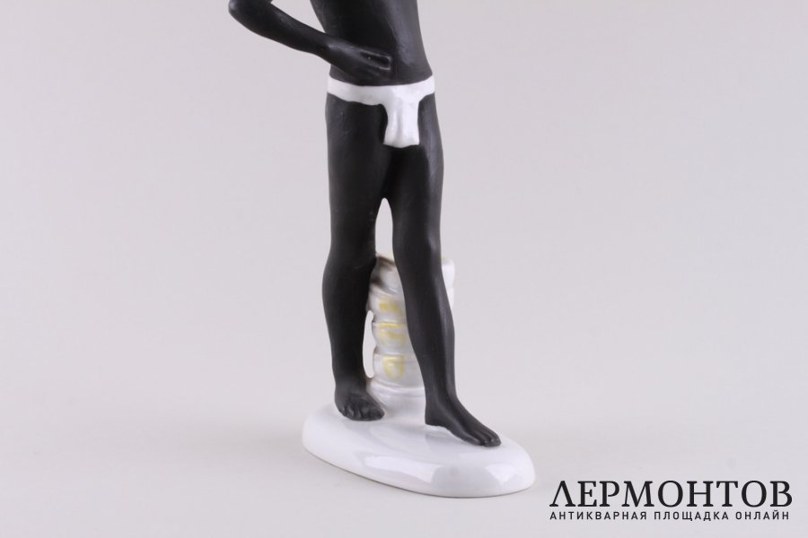 Статуэтка Африка.  СССР, ЛФЗ, скульптор Столбова, худ. Орлова, 1950-60е гг. Фарфор.