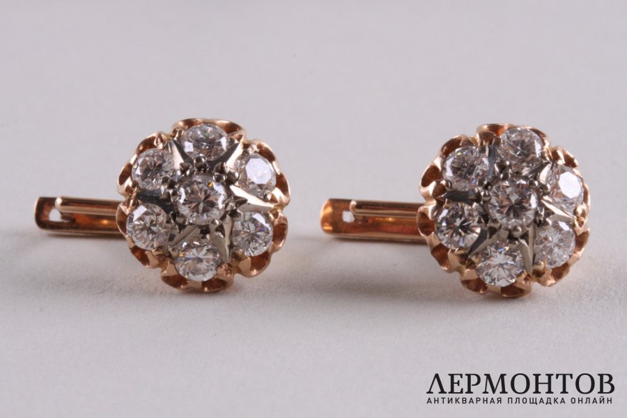 Набор из кольца и серег формы малинка с бриллиантами ок. 4 ct. Золото. СССР, 1975.