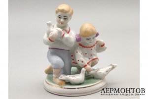 Статуэтка Дети с голубями. Фарфор, роспись. СССР, Полонне ЗХК, 1956-72