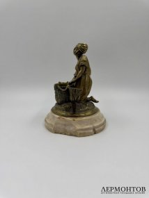 Статуэтка «Женщина с корзиной». Бронза, камень, предположительно Западная Европа, 19 век