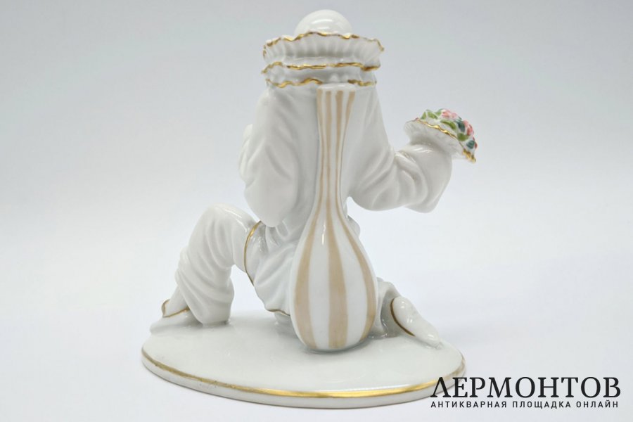 Статуэтка Пьеро с букетом цветов, в стиле ар-деко. Германия, Rosenthal, 1926 год.