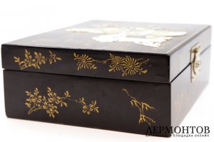Шкатулка для украшений В саду. Китай, 1950-1960 гг. Папье-маше, лак, перламутр.