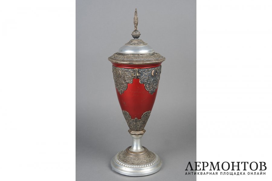 Кубок, декорированный накладными элементами и медальонами. СССР, 1950-е гг.