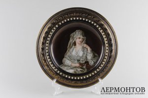 Декоративная тарелка с женским изображением. Фарфор. Европа.