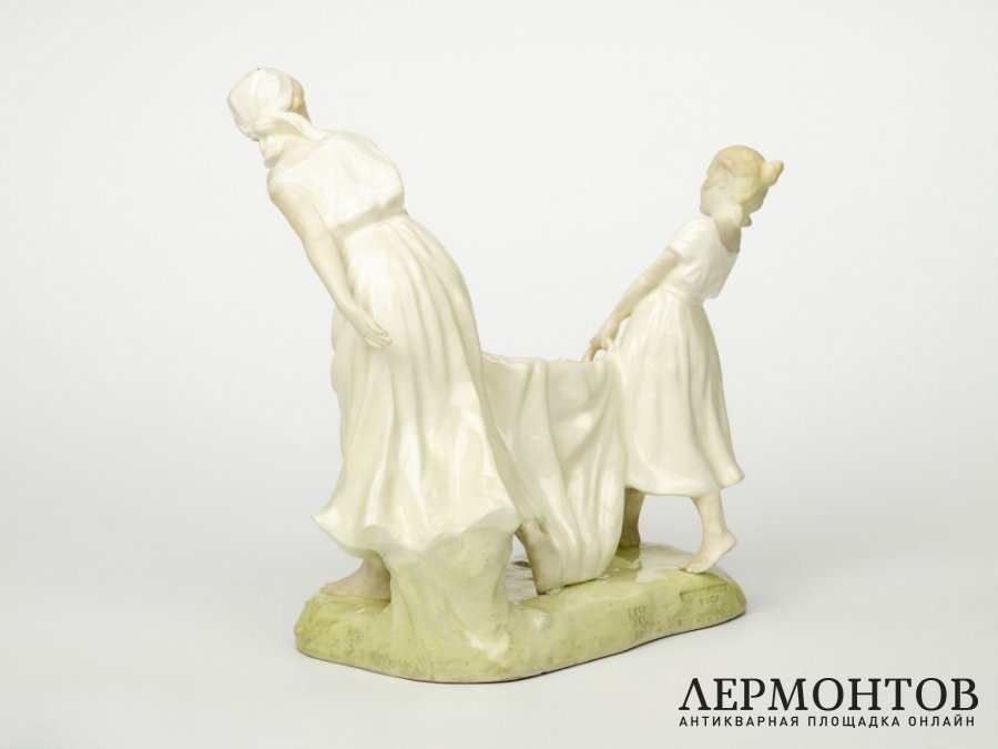 Статуэтка-ваза «Юная помощница мамы». Goldscheider, Австрия, 1905 год