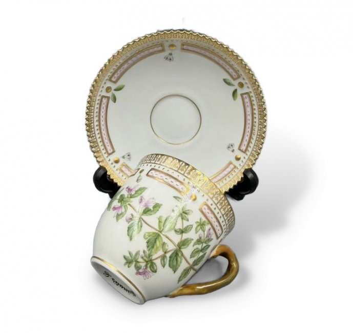 Чайная пара «Flora Danica». Фарфор, роспись, золото, Royal Copenhagen, Дания