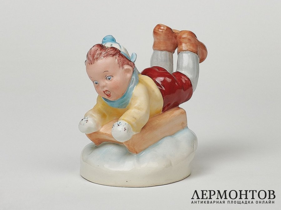 Статуэтка «Девочка на санках». Фарфор, Royal Dux, Чехословакия, 1940 год