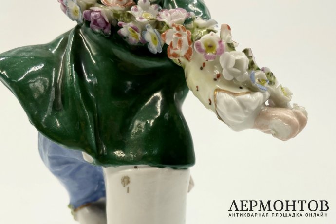 Статуэтка Кавалер с цветочной гирляндой. Россия, А. Попов, 19 век. Бисквитный фарфор.