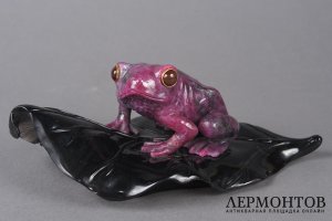 Камнерезная фигура Лягушка, сидящая на листке. Западная Европа, 2 пол. 20 в.