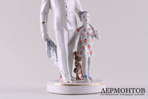 Статуэтка На парад. Фарфор, роспись. СССР, Дулевский фарфоровый завод, 1952. 