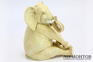 Статуэтка Стеснительный слон. Богемия, 1930е. Фарфор. 