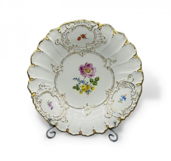 Блюдо с цветочным декором и рельефным бортом. Фарфор, Meissen, Германия, 19 в.