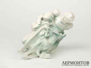 Статуэтка «Дети на санках». Jinokera Keramia, Чехословакия, 1960–1970 годы
