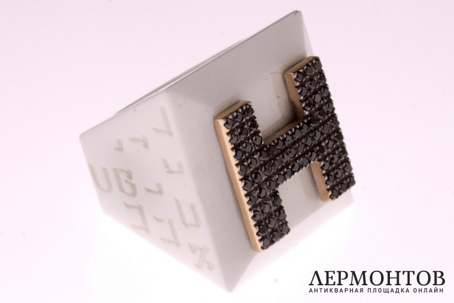 Кольцо белое. Керамика, черные бриллианты 0,54 ct.  