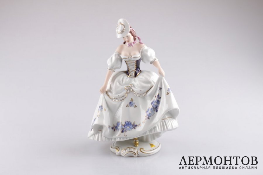 Статуэтка. Девушка в шляпе. Фарфор, роспись. Royal Dux Bohemia, XX век.
