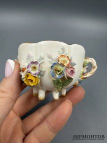 Кофейная пара с лепными цветами. Фарфор, роспись, Meissen, Германия, начало 19 века