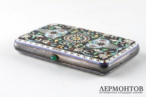 Портсигар с полихромными эмалями по скани. Москва, фирма И.П. Хлебникова. Серебро 88.