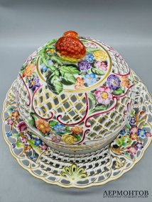 Шкатулка с прорезным цветочным декором на тарелке с бабочками. Фарфор, роспись, Herend, Венгрия, начало 20 века