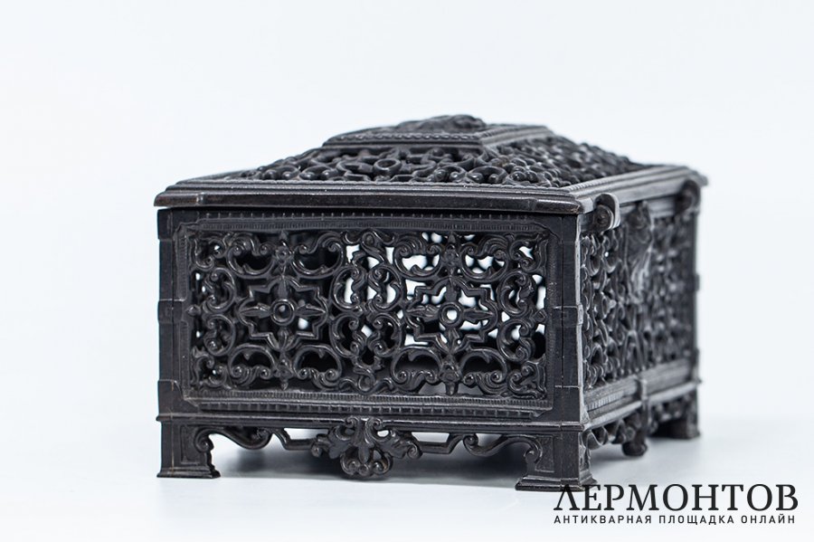 Шкатулка ажурная с маскароном. Российская Империя, Касли, М.Тепляков, 1914 г. Чугун.
