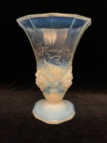 Ваза Ар Деко. Франция, Verlux, Etling, 1920-1930-е гг. Опаловое стекло.