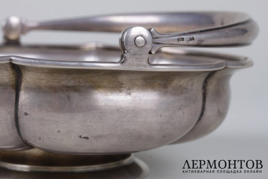 Вазочка с ручкой. Российская империя,  фирма И. Сазикова, 1863 год. Серебро 84. 
