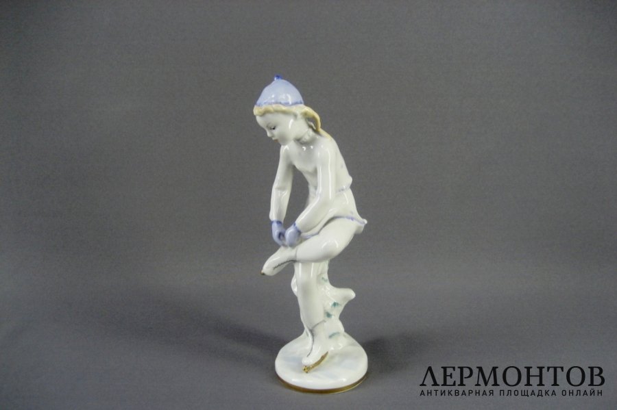 Юная фигуристка. Фарфор. СССР, ЛФЗ, 50-60-е годы ХХ века.
