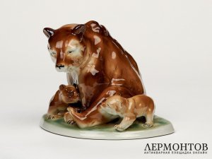Статуэтка «Медведица с медвежатами». Фарфор, Lippelsdorf, Германия, 1951–1974 годы