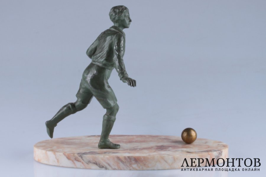 Скульптура Футболист, бегущий за мячом. Франция, Париж, 1930-е гг. Шпиатр.