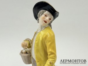 Статуэтка из серии Парижские крикуны Торговец дичью. Meissen, перв. тр. 20 века.