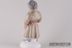 Статуэтка Мужичок с ноготок. СССР, Песочное, Первомайский фарфоровый завод.