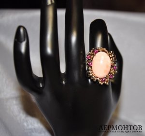Кольцо розовый коралл, рубины, 14.50 К. Золото 585 пробы.