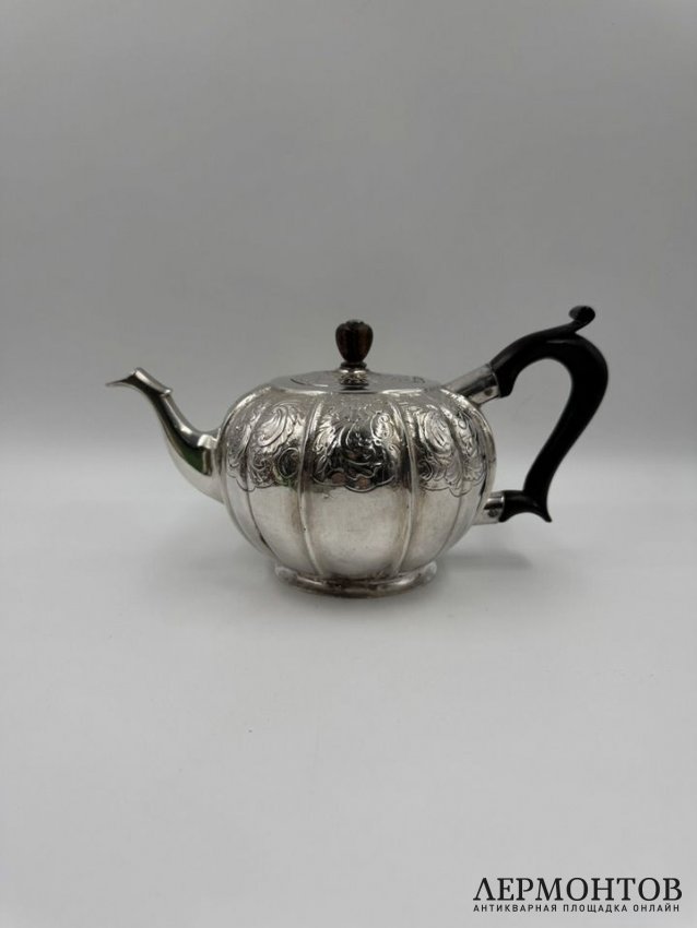 Чайник с растительным декором. Серебро 84 пробы, дерево, Россия, 1749 год
