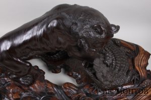 Скульптура.  Схватка тигра и крокодила. Бронза. Япония, XIX в. Период Мейдзи.