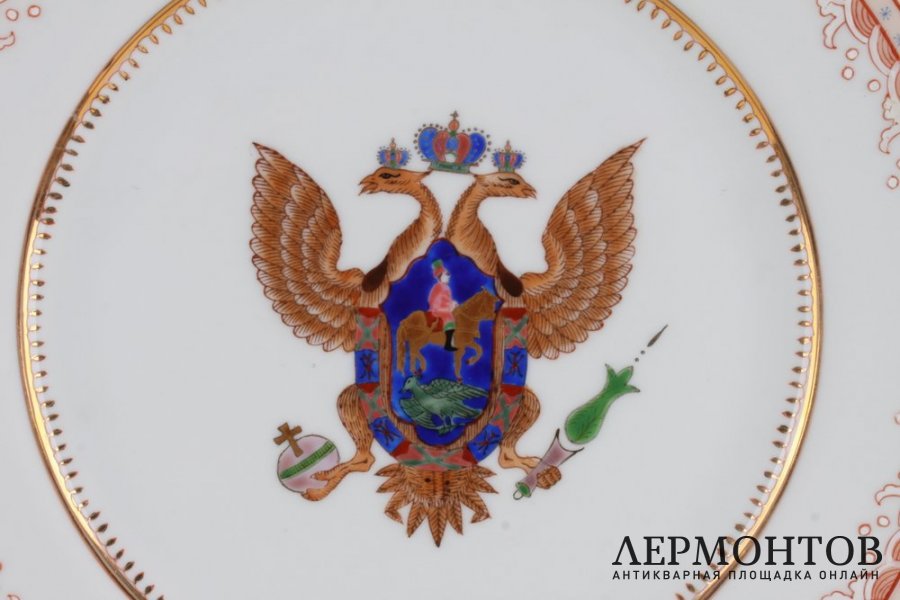 Декоративная тарелка со стилизованным гербом России. Фарфор, роспись. Китай..