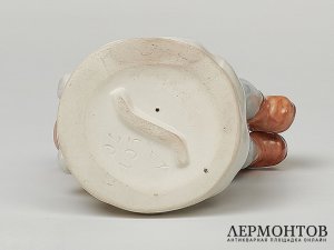 Статуэтка «Девочка на санках». Фарфор, Royal Dux, Чехословакия, 1940 год