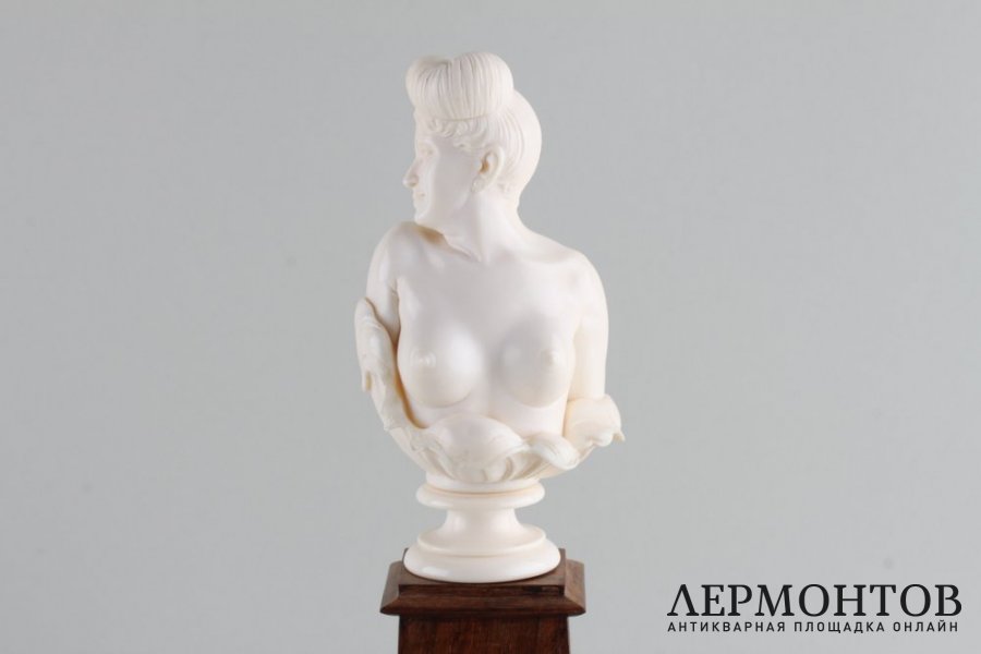 Бюст обнаженной девушки, ар-деко. Кость, дерево. Европа, 1930-е гг.