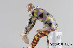Статуэтка Арлекин.  Германия, мануфактура Meissen, авт. J Kandler, нач. 20 в. Фарфор.
