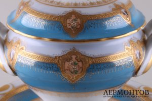 Соусник с изображениями птиц. Фарфор, роспись. Российская империя, завод Кузнецова